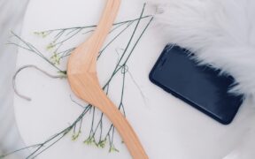 Wieszak na ubrania z telefonem