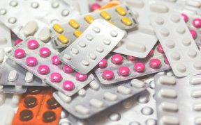 Stabilność walut a zdrowie pacjentów. Jak wahania kursów wpływają na dostęp do leków?
