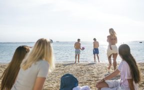 Zimowe wyjazdy językowe do ciepłych krajów – nauka w rytmie słońca