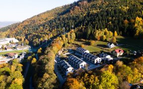 Workation jesienią – połączenie pracy i odpoczynku w Polsce. Dlaczego coraz więcej osób wybiera ten styl?