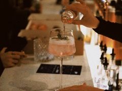 Polacy piją inaczej niż kiedyś: nie chcemy już „byle czego”. Ginnery Gin o tym, jak zmienia się polska kultura picia