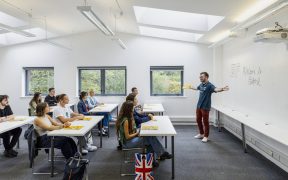 Angielski w Polsce. Raport EF pokazuje, kto radzi sobie najlepiej, a kto wciąż nadrabia