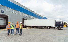 Jak wybrać partnera do organizacji transportu dla firmy?