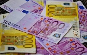 Wakacje po polsku słońce, walizka i… euro w portfelu. Gdzie Polacy wyjeżdżają i jakie waluty kupują najczęściej