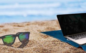 laptop-z-widokiem-na-morze-a-dane-na-widoku-dlaczego-praca-z-plazy-moze-skonczyc-sie-wiekszym-stresem-niz-powrot-z-urlopu